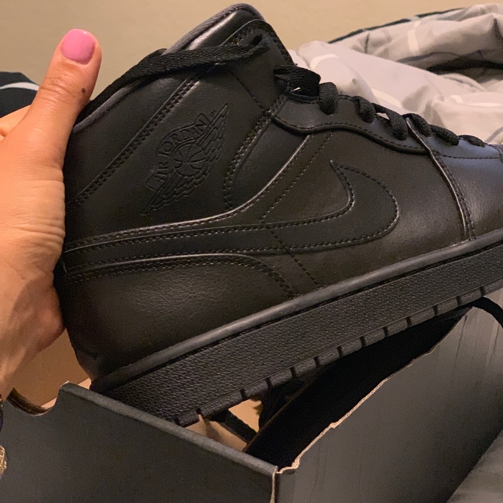 SOLD 🔥 MEN'S AIR JORDAN 1 MID BASKETBALL SHOES